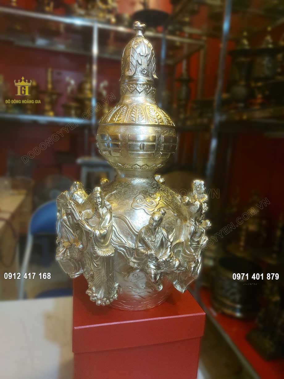 Từng họa tiết hoa văn tr&ecirc;n vật phẩm đều được đ&ocirc;i b&agrave;n tay t&agrave;i hoa của c&aacute;c nghệ nh&acirc;n chăm ch&uacute;t v&ocirc; c&ugrave;ng tỉ mỉ, h&agrave;i h&ograve;a